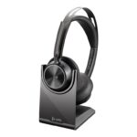 HP Poly Voyager Focus 2 - slušalke - USB-C preko Bluetooth adapterja, USB-A preko Bluetooth adapterja - s polnilnim stojalom